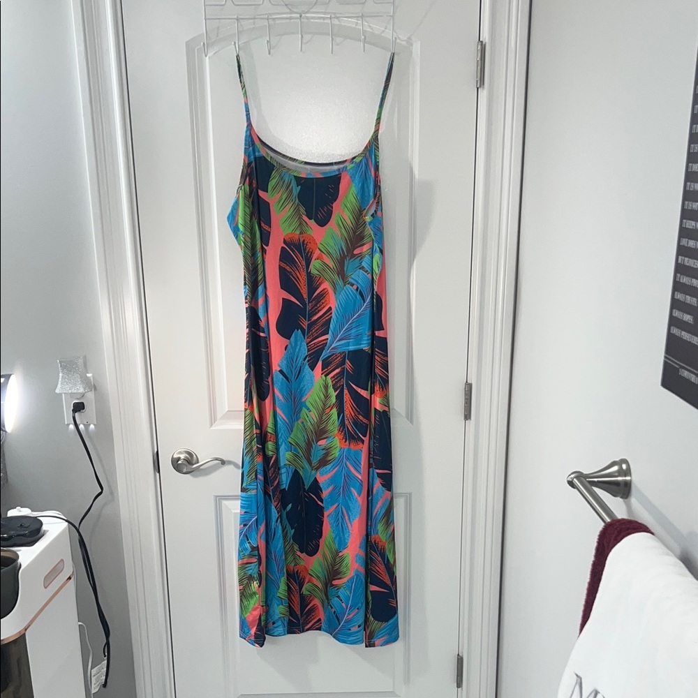 Women’s Sleeveless Tropical Print Maxi Dress - Picture 2 of 4